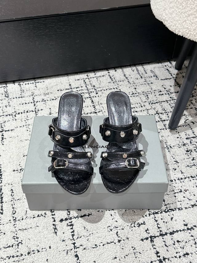 顶级版本 Balenciaga 25 Ss 巴黎世家春夏新款中跟拖鞋 微皱油蜡皮+铆钉、搭配超软橡胶薄底， 上脚超级柔软舒适，又甜又酷的才是王炸 面料：进口油蜡