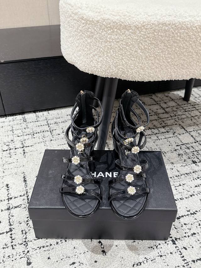 顶级版本 Chane 25 Ss 走秀款珍珠扣粗跟凉鞋 香奈儿高跟凉鞋，以经典菱格纹为底，缀珍珠花朵，适配多种风格。搭配同品牌软呢外套与链条包，从日常出街到精致