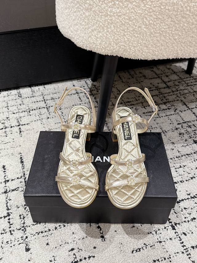 顶级版本 Chane 25 Ss 走秀款珍珠扣粗跟凉鞋 香奈儿高跟凉鞋，以经典菱格纹为底，缀珍珠花朵，适配多种风格。搭配同品牌软呢外套与链条包，从日常出街到精致