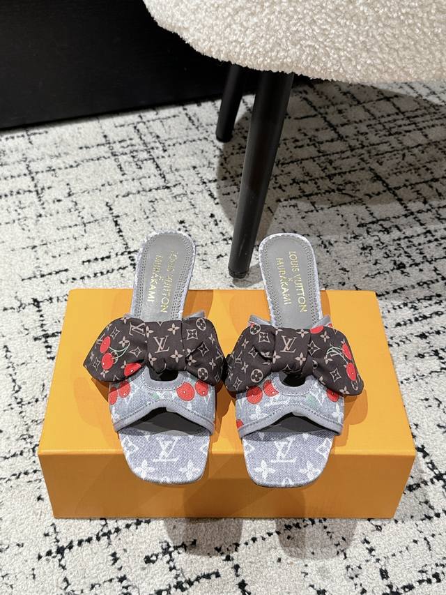 村上隆 Takashi Murakami X Louis Vuitton Lily 樱桃跟系列 蝴蝶丝带 凉鞋 很难不怀疑是不是借鉴了唐朝的唐三彩作为基础，创新