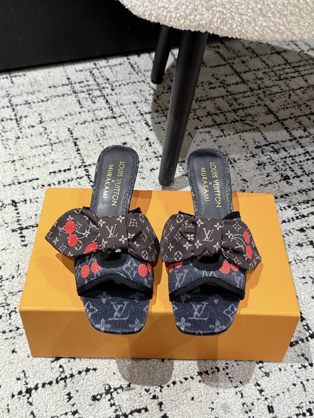 村上隆 Takashi Murakami X Louis Vuitton Lily 樱桃跟系列 蝴蝶丝带 凉鞋 很难不怀疑是不是借鉴了唐朝的唐三彩作为基础，创新