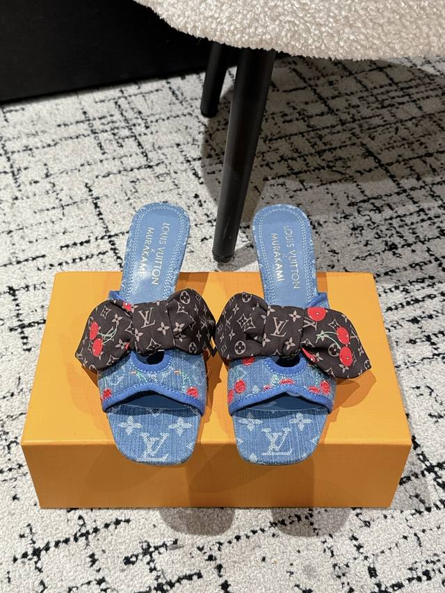 村上隆 Takashi Murakami X Louis Vuitton Lily 樱桃跟系列 蝴蝶丝带 凉鞋 很难不怀疑是不是借鉴了唐朝的唐三彩作为基础，创新