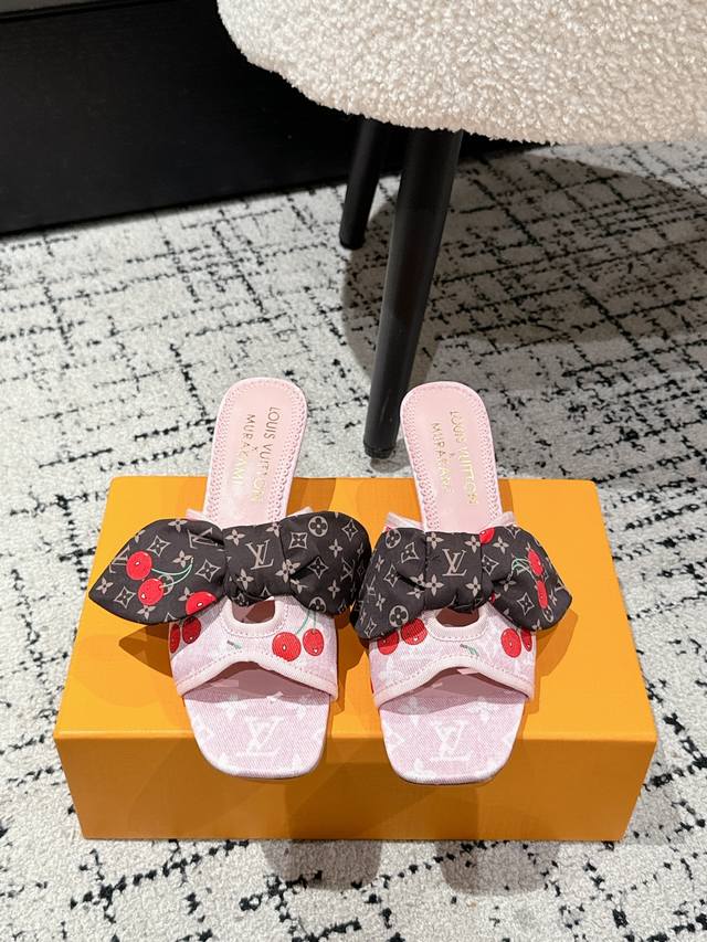 村上隆 Takashi Murakami X Louis Vuitton Lily 樱桃跟系列 蝴蝶丝带 凉鞋 很难不怀疑是不是借鉴了唐朝的唐三彩作为基础，创新