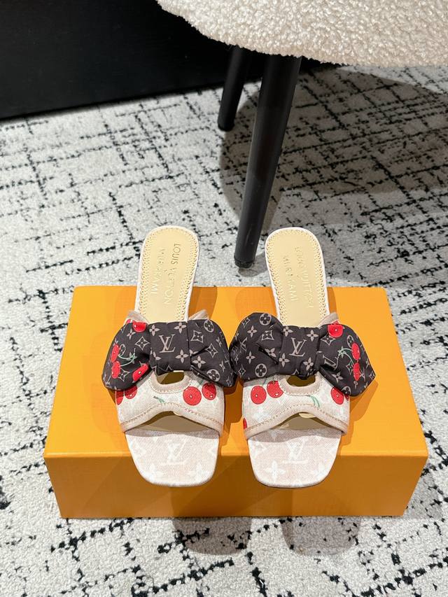 村上隆 Takashi Murakami X Louis Vuitton Lily 樱桃跟系列 蝴蝶丝带 凉鞋 很难不怀疑是不是借鉴了唐朝的唐三彩作为基础，创新