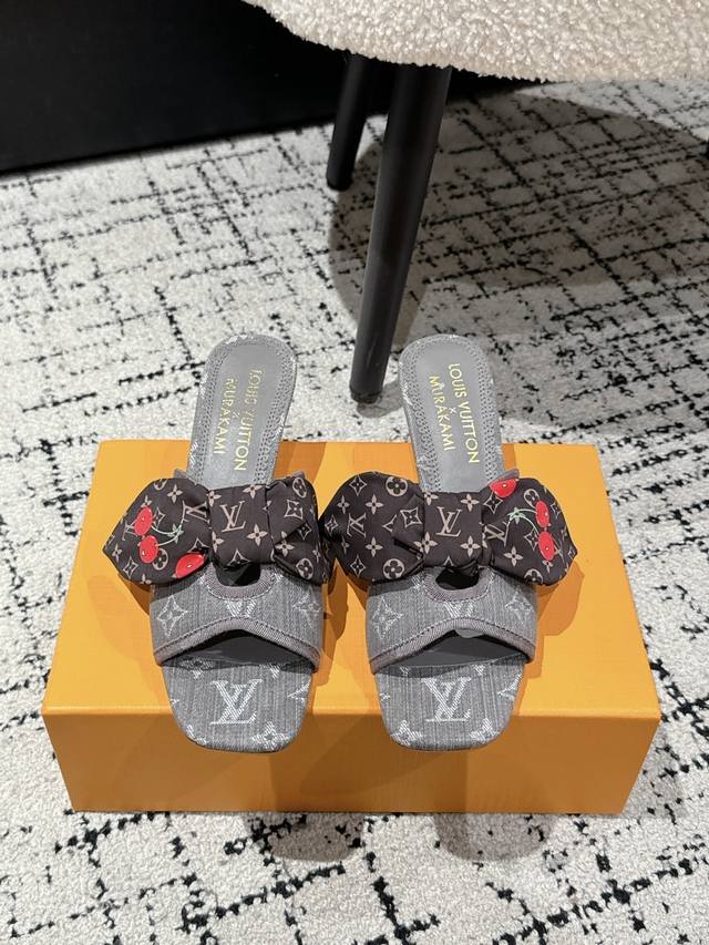 村上隆 Takashi Murakami X Louis Vuitton Lily 樱桃跟系列 蝴蝶丝带 凉鞋 很难不怀疑是不是借鉴了唐朝的唐三彩作为基础，创新