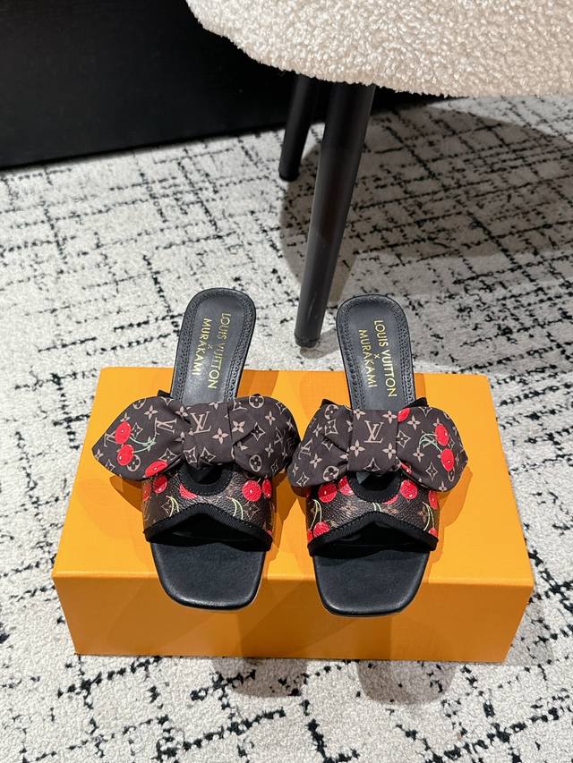 村上隆 Takashi Murakami X Louis Vuitton Lily 樱桃跟系列 蝴蝶丝带 凉鞋 很难不怀疑是不是借鉴了唐朝的唐三彩作为基础，创新