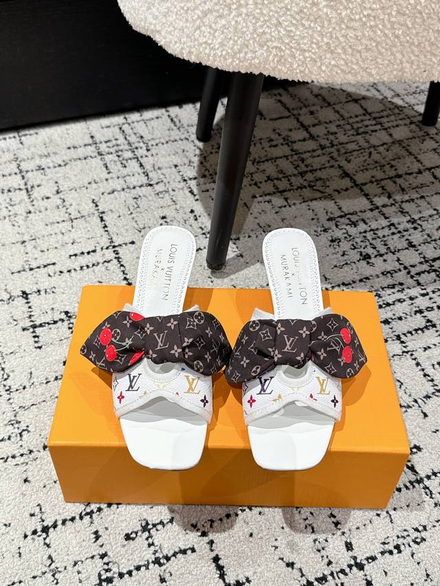 村上隆 Takashi Murakami X Louis Vuitton Lily 樱桃跟系列 蝴蝶丝带 凉鞋 很难不怀疑是不是借鉴了唐朝的唐三彩作为基础，创新