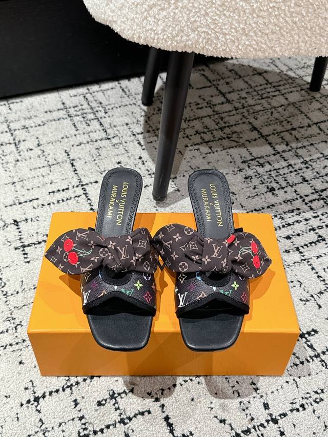 村上隆 Takashi Murakami X Louis Vuitton Lily 樱桃跟系列 蝴蝶丝带 凉鞋 很难不怀疑是不是借鉴了唐朝的唐三彩作为基础，创新
