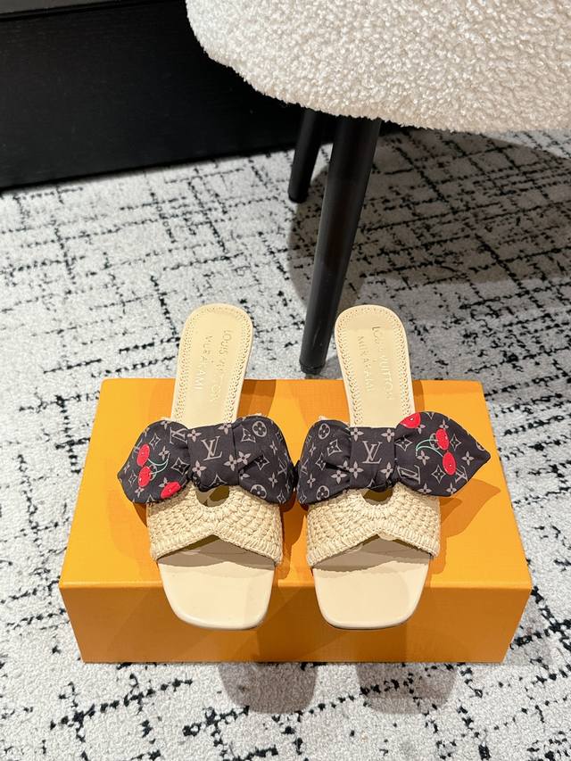 村上隆 Takashi Murakami X Louis Vuitton Lily 樱桃跟系列 蝴蝶丝带 凉鞋 很难不怀疑是不是借鉴了唐朝的唐三彩作为基础，创新