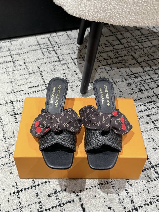 村上隆 Takashi Murakami X Louis Vuitton Lily 樱桃跟系列 蝴蝶丝带 凉鞋 很难不怀疑是不是借鉴了唐朝的唐三彩作为基础，创新