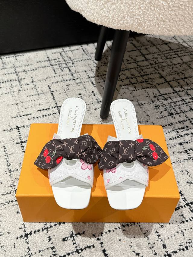 村上隆 Takashi Murakami X Louis Vuitton Lily 樱桃跟系列 蝴蝶丝带 凉鞋 很难不怀疑是不是借鉴了唐朝的唐三彩作为基础，创新