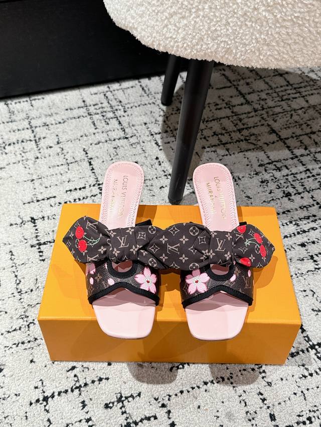 村上隆 Takashi Murakami X Louis Vuitton Lily 樱桃跟系列 蝴蝶丝带 凉鞋 很难不怀疑是不是借鉴了唐朝的唐三彩作为基础，创新