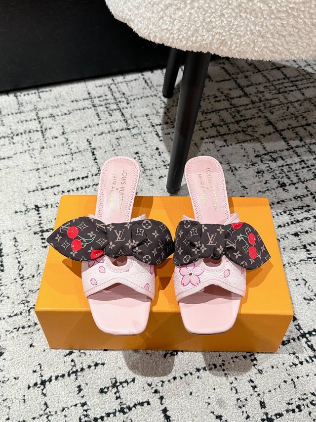 村上隆 Takashi Murakami X Louis Vuitton Lily 樱桃跟系列 蝴蝶丝带 尖头凉鞋 很难不怀疑是不是借鉴了唐朝的唐三彩作为基础，