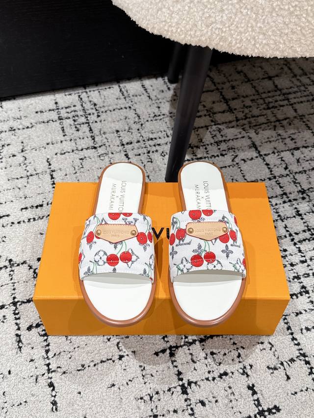 Louisvuitton 25 春夏新款 村上隆联名 樱桃 徽标 平底凉拖 很难不怀疑是不是借鉴了唐朝的唐三彩作为基础，创新成Lv经典标志Logo，采用彩色以及
