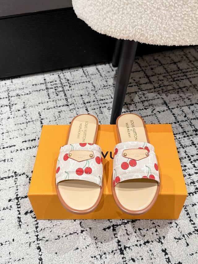 Louisvuitton 25 春夏新款 村上隆联名 樱桃 徽标 平底凉拖 很难不怀疑是不是借鉴了唐朝的唐三彩作为基础，创新成Lv经典标志Logo，采用彩色以及