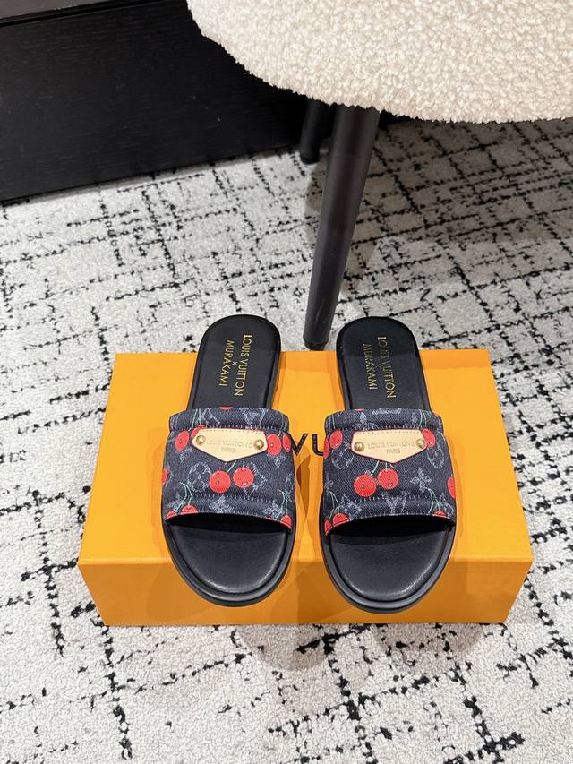 Louisvuitton 25 春夏新款 村上隆联名 樱桃 徽标 平底凉拖 很难不怀疑是不是借鉴了唐朝的唐三彩作为基础，创新成Lv经典标志Logo，采用彩色以及