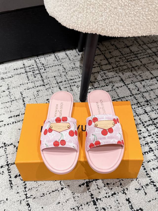 Louisvuitton 25 春夏新款 村上隆联名 樱桃 徽标 平底凉拖 很难不怀疑是不是借鉴了唐朝的唐三彩作为基础，创新成Lv经典标志Logo，采用彩色以及