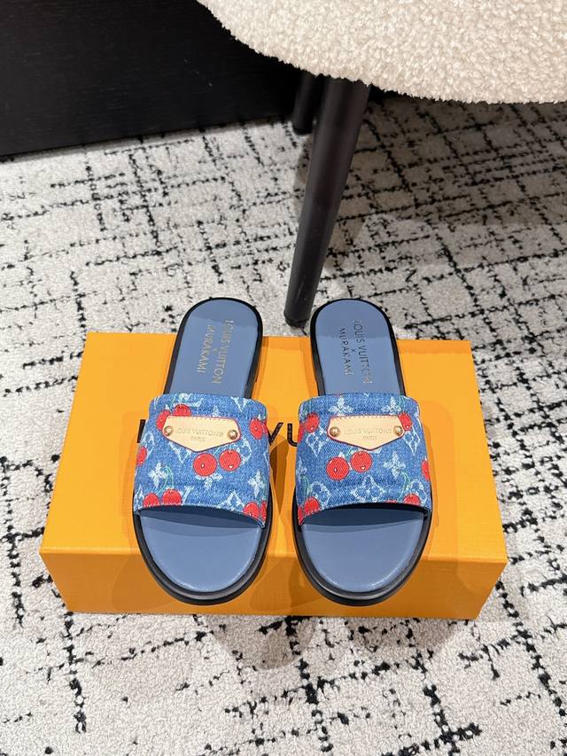 Louisvuitton 25 春夏新款 村上隆联名 樱桃 徽标 平底凉拖 很难不怀疑是不是借鉴了唐朝的唐三彩作为基础，创新成Lv经典标志Logo，采用彩色以及