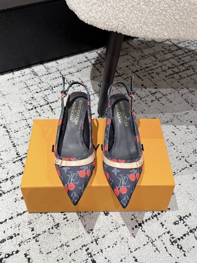 村上隆 Takashi Murakami X Louis Vuitton Lily 樱桃跟系列 尖头凉鞋 很难不怀疑是不是借鉴了唐朝的唐三彩作为基础，创新成Lv