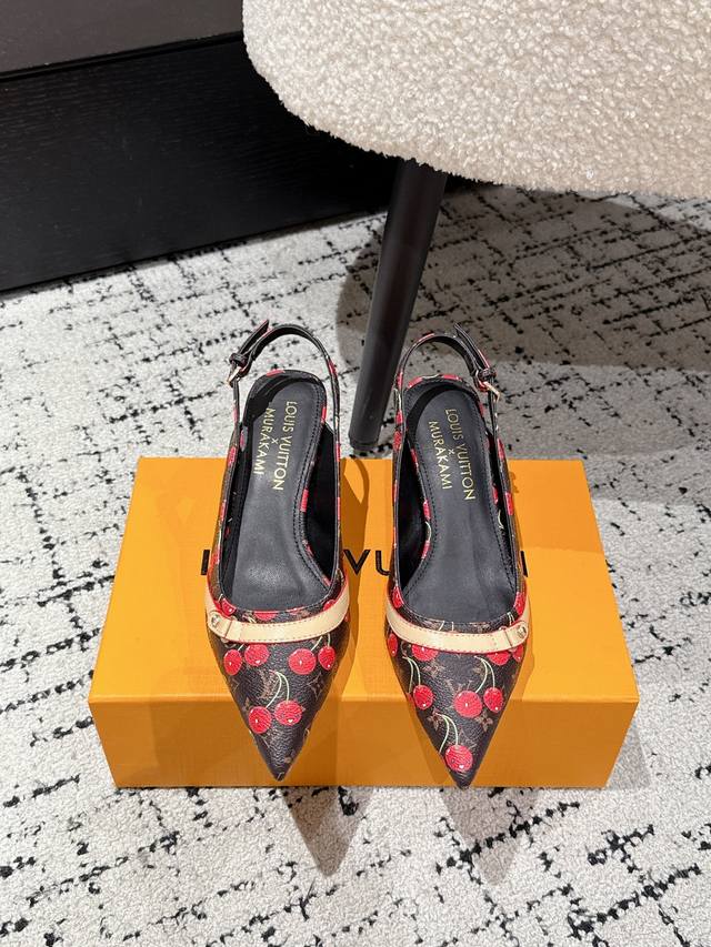 村上隆 Takashi Murakami X Louis Vuitton Lily 樱桃跟系列 尖头凉鞋 很难不怀疑是不是借鉴了唐朝的唐三彩作为基础，创新成Lv