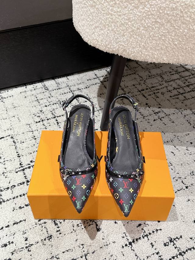 村上隆 Takashi Murakami X Louis Vuitton Lily 樱桃跟系列 尖头凉鞋 很难不怀疑是不是借鉴了唐朝的唐三彩作为基础，创新成Lv