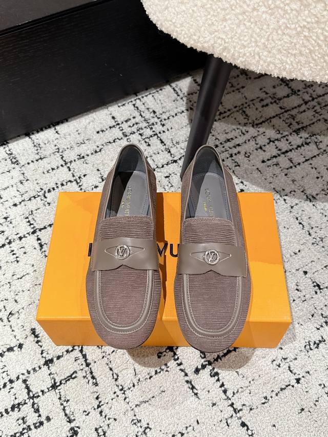顶级版本 Louis Vuitton 路易威登 25 春夏玛丽珍鞋 漆皮面T字带搭配圆圈Lv金属字母点缀， 洋娃娃即视感～乖巧可爱甜酷皆可 简约精致，上脚超好看