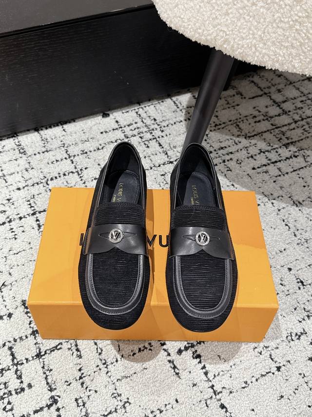 顶级版本 Louis Vuitton 路易威登 25 春夏玛丽珍鞋 漆皮面T字带搭配圆圈Lv金属字母点缀， 洋娃娃即视感～乖巧可爱甜酷皆可 简约精致，上脚超好看