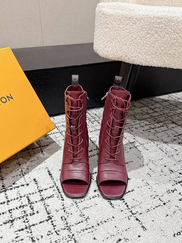 顶级版本 Louis Vuitton 25 早秋新款 Lv Romantique鱼嘴凉靴系带高跟短靴侧拉链粗跟短靴 鞋头采用露趾设计，这种设计能恰到好处地展示脚