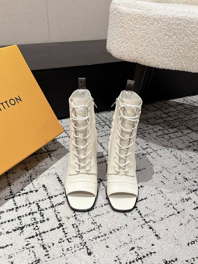 顶级版本 Louis Vuitton 25 早秋新款 Lv Romantique鱼嘴凉靴系带高跟短靴侧拉链粗跟短靴 鞋头采用露趾设计，这种设计能恰到好处地展示脚