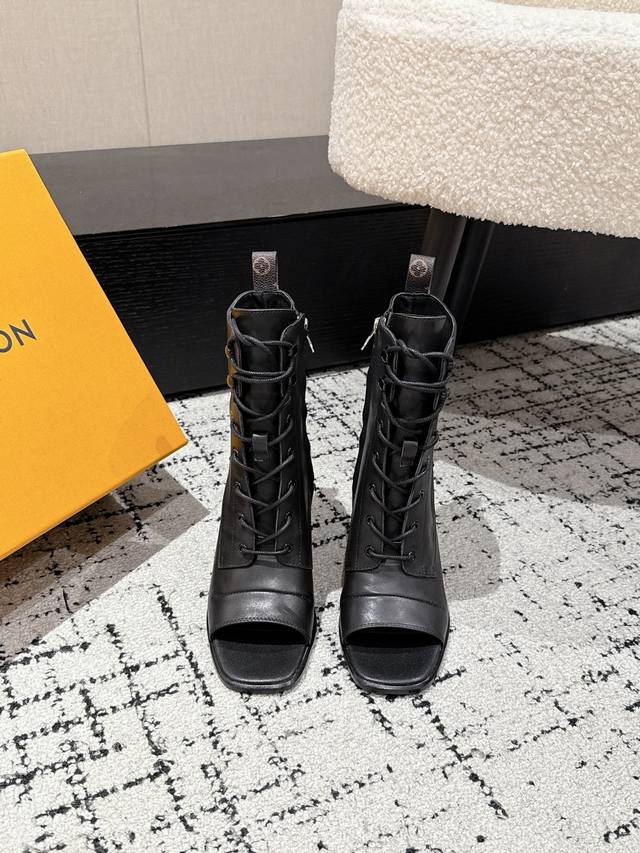 顶级版本 Louis Vuitton 25 早秋新款 Lv Romantique鱼嘴凉靴系带高跟短靴侧拉链粗跟短靴 鞋头采用露趾设计，这种设计能恰到好处地展示脚