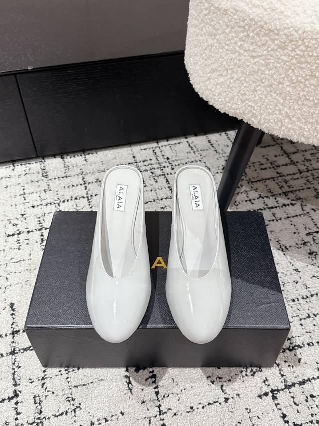Alaia 阿萊雅 25Ss 春夏新款 坡跟拖鞋 这品牌这不用多说，是近两年最火之一的品牌，几乎博主人手一双！ 春天的季节就要到了，推荐这款随性又不乏设计感的拖