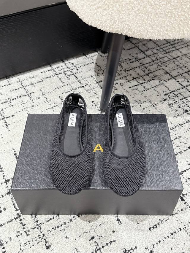 Alaia 阿莱雅 25 春夏季新款 明星同款 夹趾 渔网鞋 芭蕾舞鞋 轻盈透气 夏日松弛美学透气网面日月光倾泻 交织出若隐若现的透感美学 网面设计 呼吸感拉满