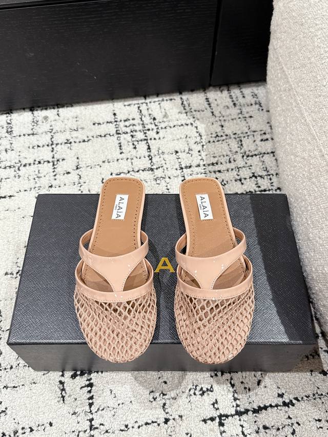 Alaia 阿莱亚 25 春夏最新 平底夹趾网鞋包头半拖 兜兜转转还得是Alaia 极致的舒适和百搭 交叉带的设计有种芭蕾舞的感觉 章小蕙同款 甜酷芭蕾风 人气