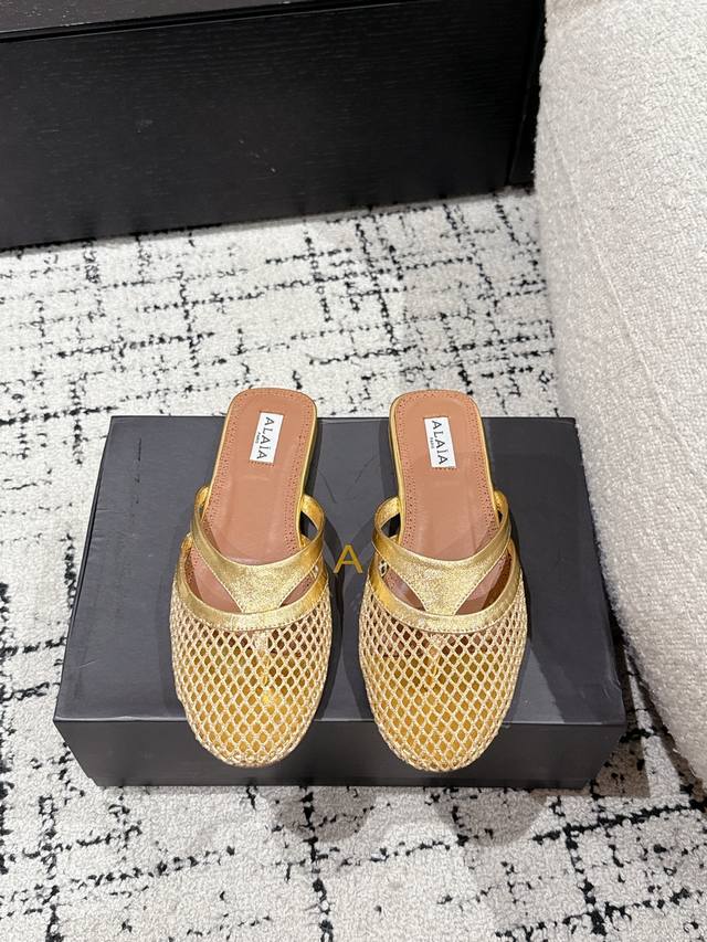 Alaia 阿莱亚 25 春夏最新 平底夹趾网鞋包头半拖 兜兜转转还得是Alaia 极致的舒适和百搭 交叉带的设计有种芭蕾舞的感觉 章小蕙同款 甜酷芭蕾风 人气