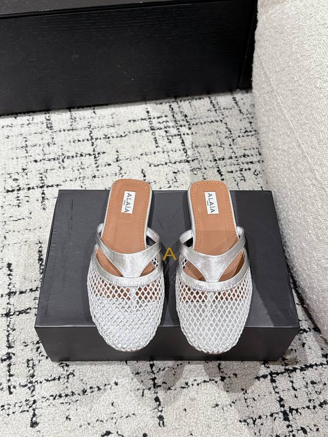 Alaia 阿莱亚 25 春夏最新 平底夹趾网鞋包头半拖 兜兜转转还得是Alaia 极致的舒适和百搭 交叉带的设计有种芭蕾舞的感觉 章小蕙同款 甜酷芭蕾风 人气
