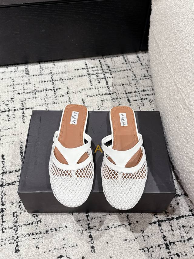 Alaia 阿莱亚 25 春夏最新 平底夹趾网鞋包头半拖 兜兜转转还得是Alaia 极致的舒适和百搭 交叉带的设计有种芭蕾舞的感觉 章小蕙同款 甜酷芭蕾风 人气