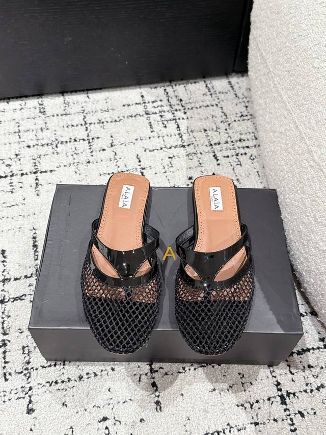 Alaia 阿莱亚 25 春夏最新 平底夹趾网鞋包头半拖 兜兜转转还得是Alaia 极致的舒适和百搭 交叉带的设计有种芭蕾舞的感觉 章小蕙同款 甜酷芭蕾风 人气
