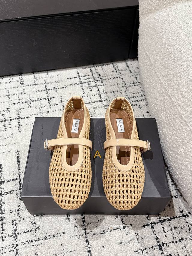 Alaia 阿莱亚 25 春夏 最新 复古草编 芭蕾舞鞋 只忠于展现女性身体曲线的裁剪之王 始创于1979年的品牌Alaia 一直主售时装感十足的型格女鞋，巴黎