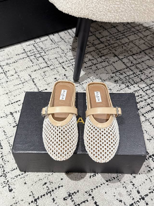 顶级版本 Alaia 阿莱亚25Ss 走秀款平底网面拖鞋鞋 风靡全球超火的平底鞋 章小蕙同款 甜酷芭蕾风 人气超高的一款芭蕾舞鞋，浪漫又迷人 舒适百搭配上不同款