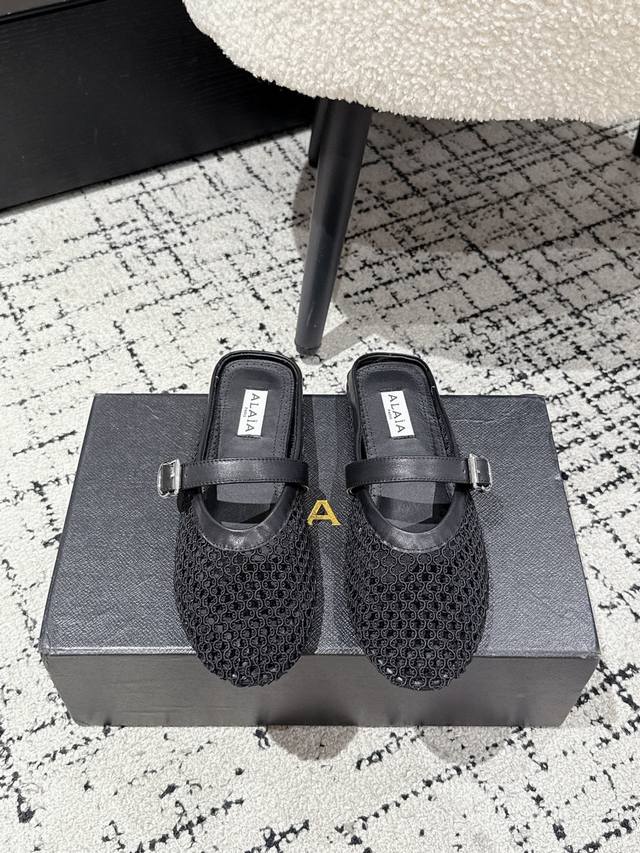 顶级版本 Alaia 阿莱亚25Ss 走秀款平底网面拖鞋鞋 风靡全球超火的平底鞋 章小蕙同款 甜酷芭蕾风 人气超高的一款芭蕾舞鞋，浪漫又迷人 舒适百搭配上不同款