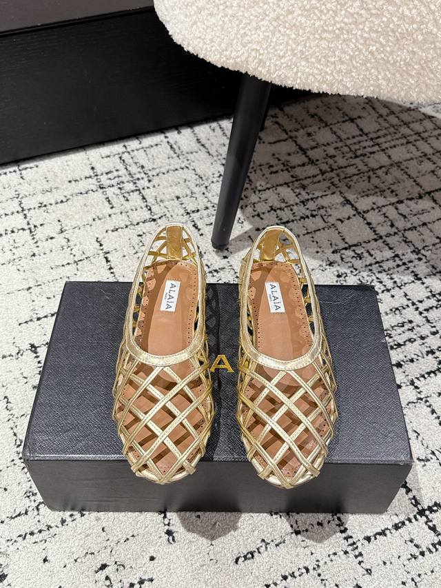 Alaia 2 阿萊雅新品镂空平底鞋 这款镂空平底鞋 是时髦精的“脚腕高光” 几何格纹编织 把建筑感穿在脚上 简约自带清冷高级感 每一步都像在巴黎左岸漫步 踩出