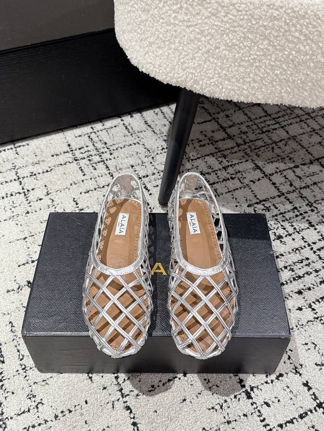 Alaia 2 阿萊雅新品镂空平底鞋 这款镂空平底鞋 是时髦精的“脚腕高光” 几何格纹编织 把建筑感穿在脚上 简约自带清冷高级感 每一步都像在巴黎左岸漫步 踩出