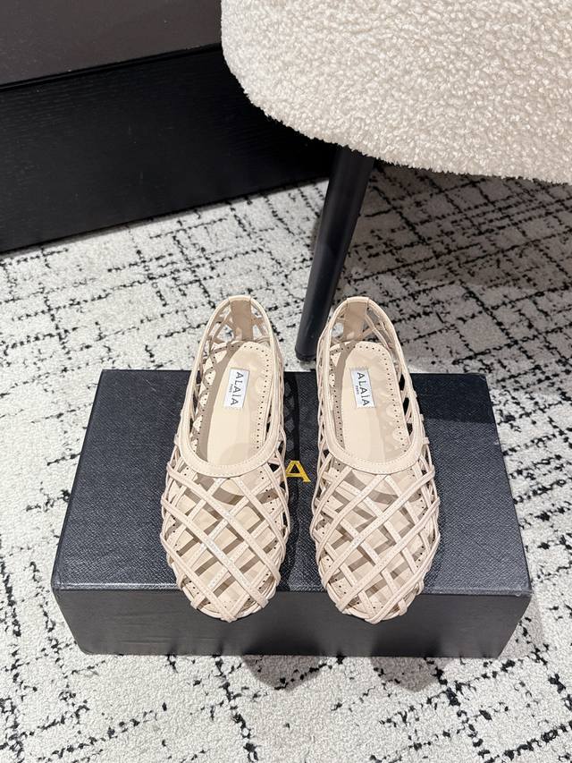 Alaia 2 阿萊雅新品镂空平底鞋 这款镂空平底鞋 是时髦精的“脚腕高光” 几何格纹编织 把建筑感穿在脚上 简约自带清冷高级感 每一步都像在巴黎左岸漫步 踩出