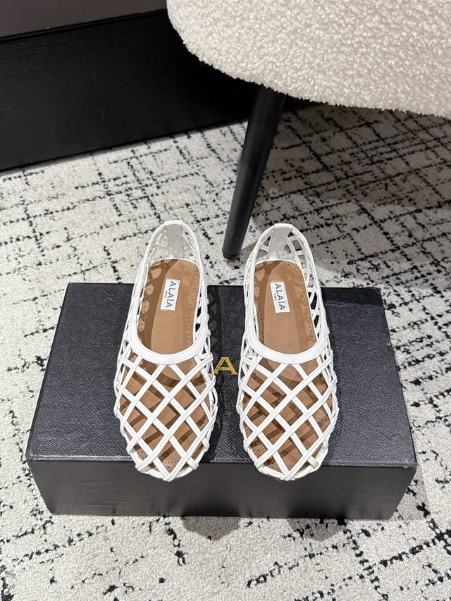 Alaia 2 阿萊雅新品镂空平底鞋 这款镂空平底鞋 是时髦精的“脚腕高光” 几何格纹编织 把建筑感穿在脚上 简约自带清冷高级感 每一步都像在巴黎左岸漫步 踩出