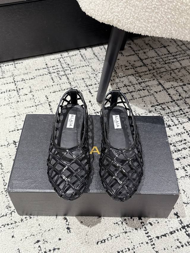 Alaia 2 阿萊雅新品镂空平底鞋 这款镂空平底鞋 是时髦精的“脚腕高光” 几何格纹编织 把建筑感穿在脚上 简约自带清冷高级感 每一步都像在巴黎左岸漫步 踩出