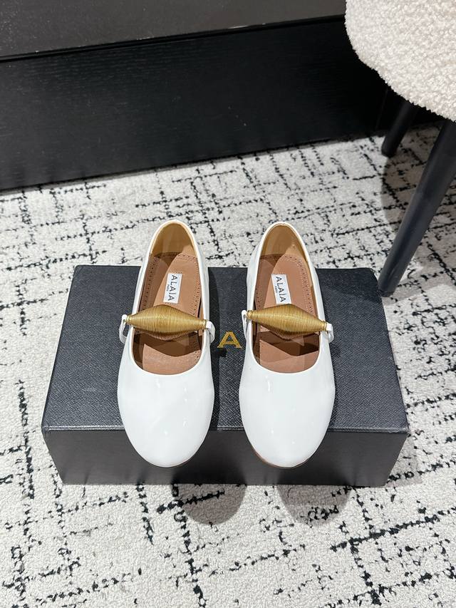 Alaia 25 Aw新品阿萊雅个性弹簧五金扣玛丽珍单鞋 该款平底芭蕾舞鞋，搭配金色润饰螺旋珠宝饰带;橡胶鞋底带来舒适穿着体验;鞋面为漆面小牛皮制成，穿着场合不