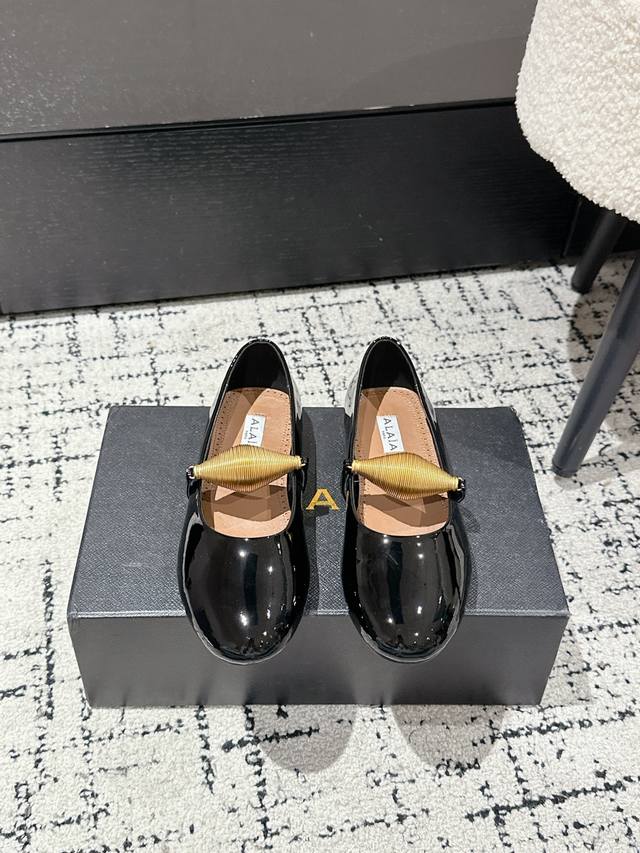 Alaia 25 Aw新品阿萊雅个性弹簧五金扣玛丽珍单鞋 该款平底芭蕾舞鞋，搭配金色润饰螺旋珠宝饰带;橡胶鞋底带来舒适穿着体验;鞋面为漆面小牛皮制成，穿着场合不