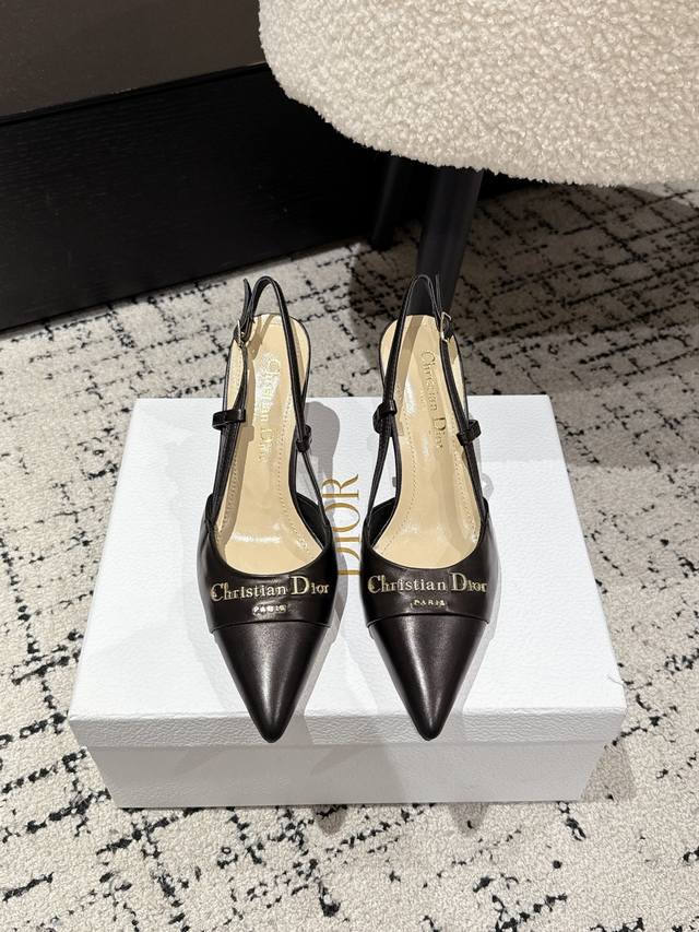 凉鞋 单鞋 Dior 25 迪奧 春夏新品钢印字母Logo单鞋 凉鞋系列 延续D家永恒经典！这款鞋低调不失华丽 性感又不显张扬 鞋型是大家都爱的秀气款 非常非常