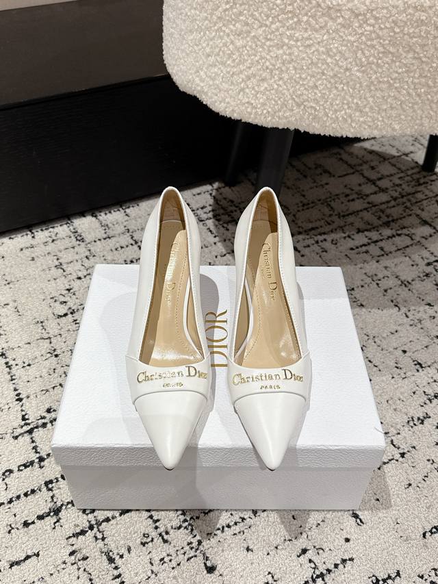 凉鞋 单鞋 Dior 25 迪奧 春夏新品钢印字母Logo单鞋 凉鞋系列 延续D家永恒经典！这款鞋低调不失华丽 性感又不显张扬 鞋型是大家都爱的秀气款 非常非常