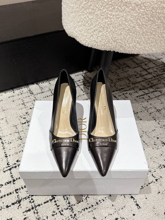 凉鞋 单鞋 Dior 25 迪奧 春夏新品钢印字母Logo单鞋 凉鞋系列 延续D家永恒经典！这款鞋低调不失华丽 性感又不显张扬 鞋型是大家都爱的秀气款 非常非常